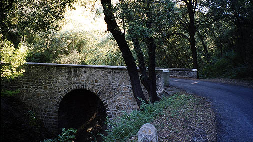 Bridge on the way to Lacoste